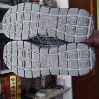 Se venden zapatillas Skechers.