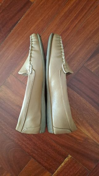 Zapatos planos beige/dorados talla 38