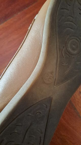 Zapatos planos beige/dorados talla 38