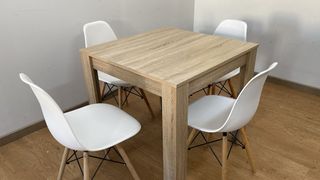 Tavolo da pranzo in legno con 4 sedie nordiche 