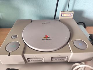 Consola PlayStation 1 y mandos 