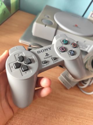 Consola PlayStation 1 y mandos 
