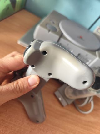 Consola PlayStation 1 y mandos 