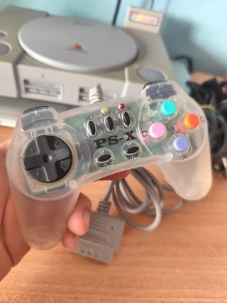 Consola PlayStation 1 y mandos 