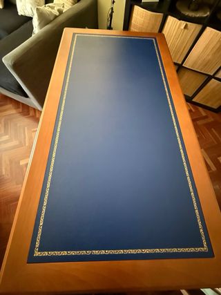 Escritorio de roble con tapa de cuero azul