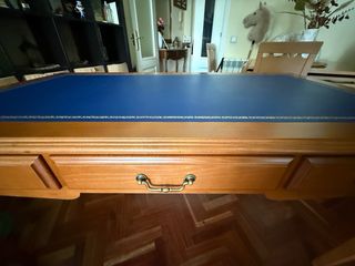 Escritorio de roble con tapa de cuero azul