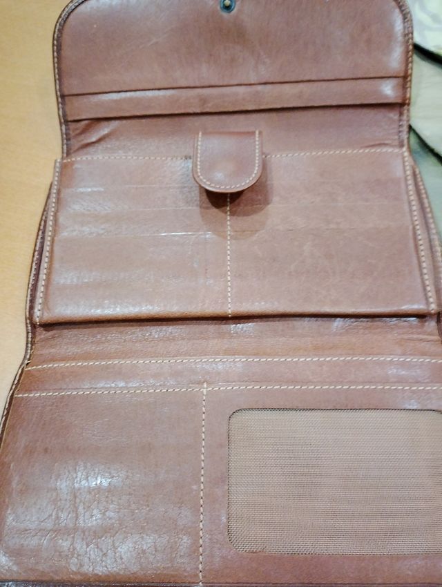 Monedero de piel marrón