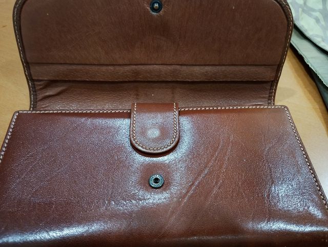 Monedero de piel marrón