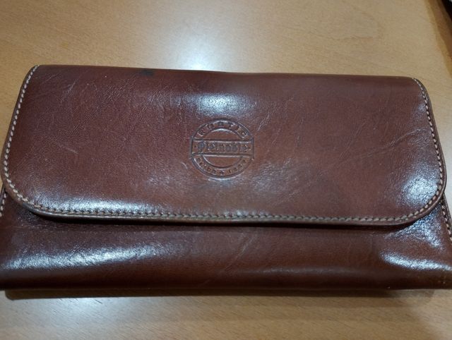 Monedero de piel marrón