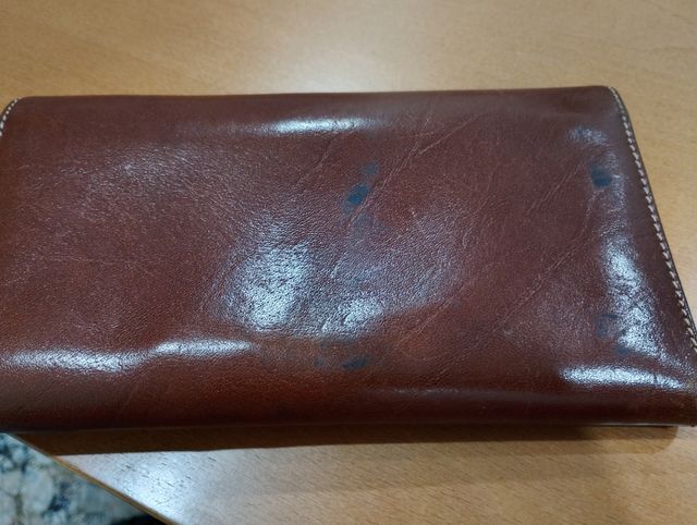 Monedero de piel marrón