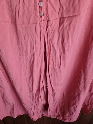 Falda larga rosa con botones y abertura a la mitad