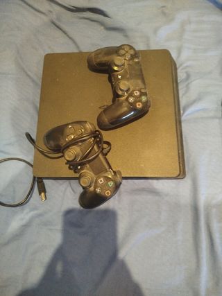 PS4 Negra con 2 Mandos y 3 Juegos