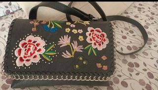 Bolso Negro con Flores Bordadas
