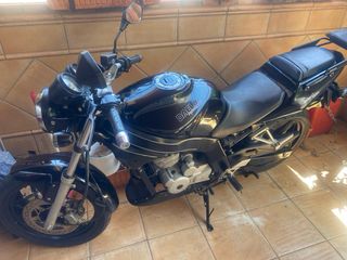 Moto negra con maletero