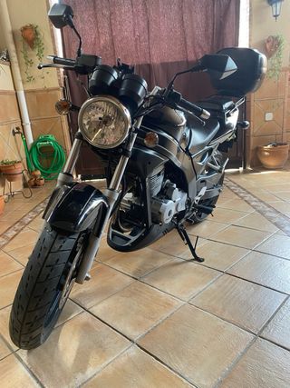 Moto negra con maletero