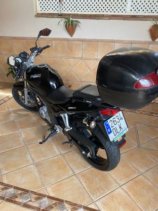 Moto negra con maletero