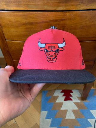 Gorra Chicago Bulls Adidas NBA Roja y Negra