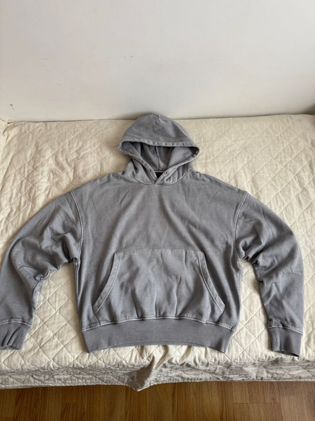 Sudadera gris corte boxy fit