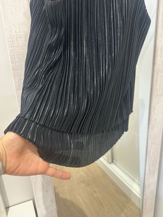 Blusa negra de fiesta plisada