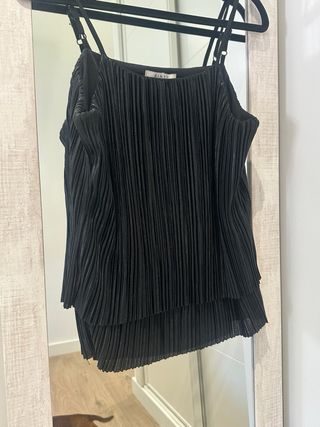Blusa negra de fiesta plisada