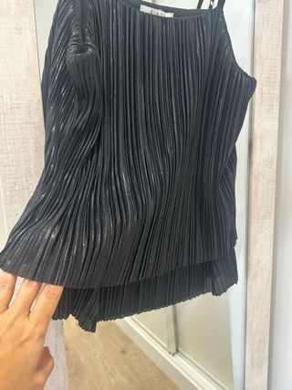 Blusa negra de fiesta plisada