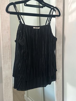 Blusa negra de fiesta plisada
