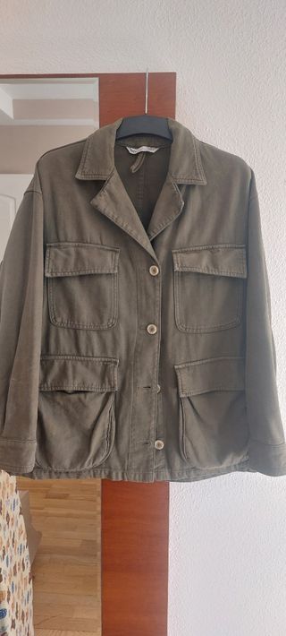 Cazadora Zara Bolsillos Verde Talla M.