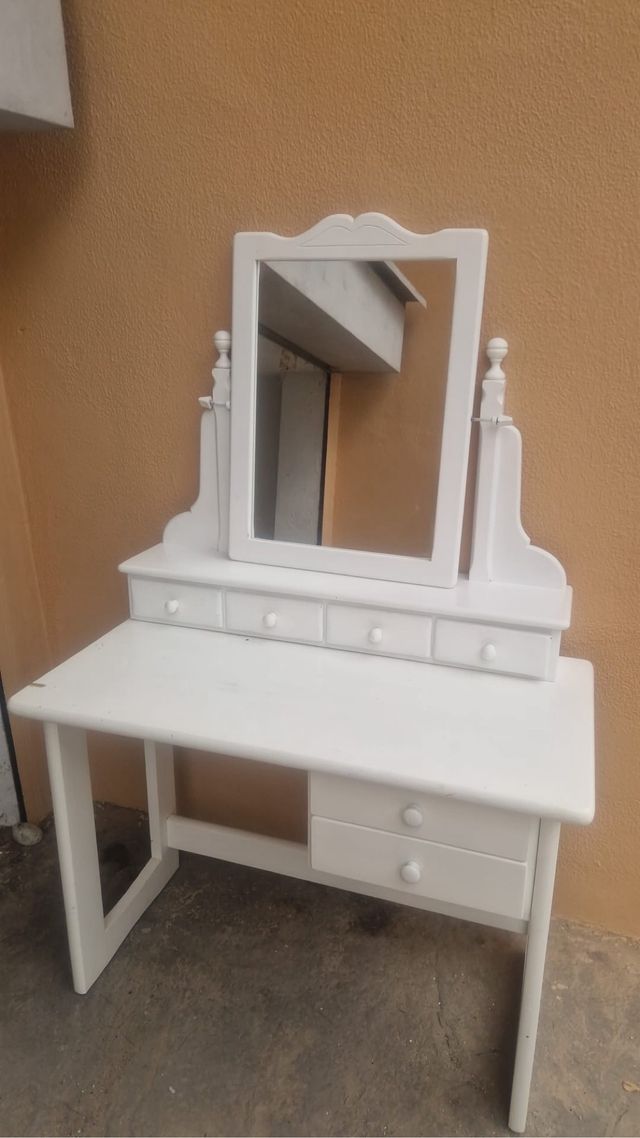 Tocador blanco con espejo y cajones