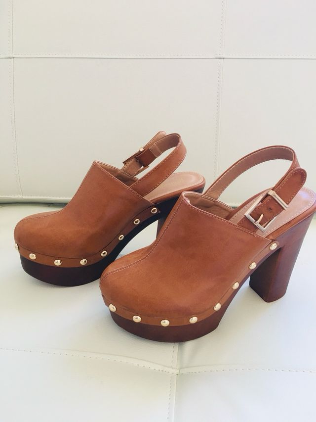 Zuecos de tacón con tachuelas