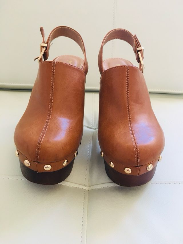 Zuecos de tacón con tachuelas