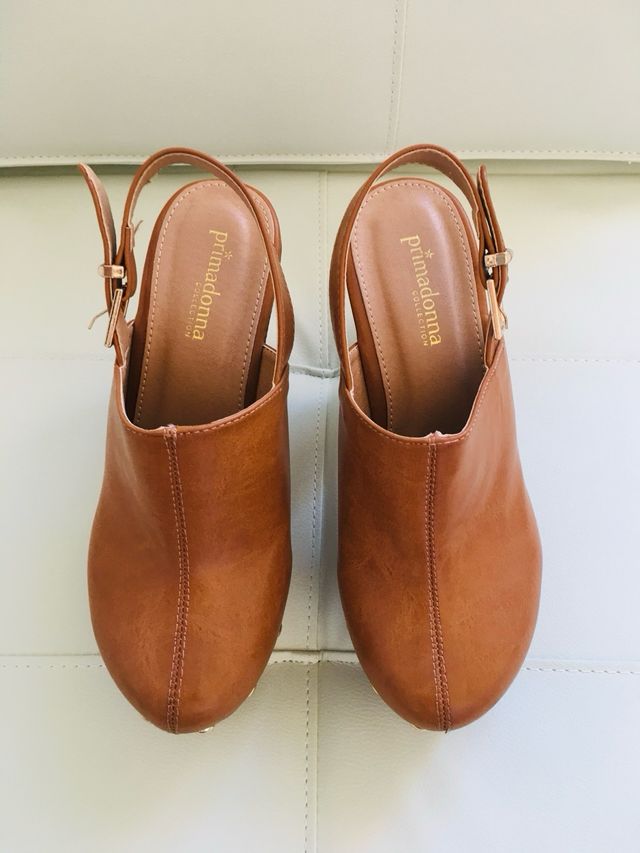 Zuecos de tacón con tachuelas