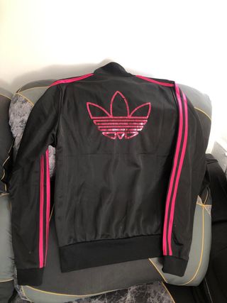 Chaqueta Adidas Negra con Rayas Rosas