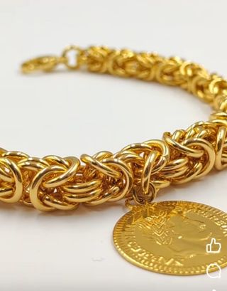 Pulsera de eslabones dorada con moneda