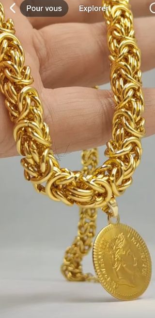 Pulsera de eslabones dorada con moneda