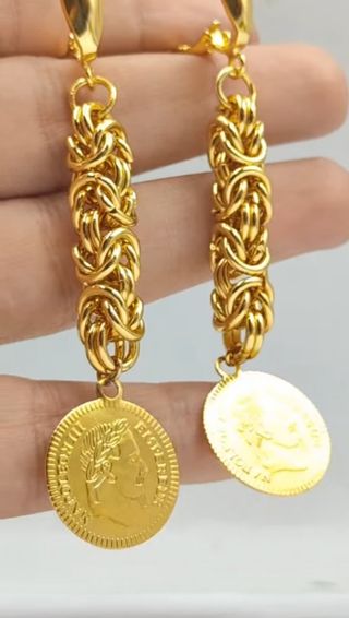 Pulsera de eslabones dorada con moneda