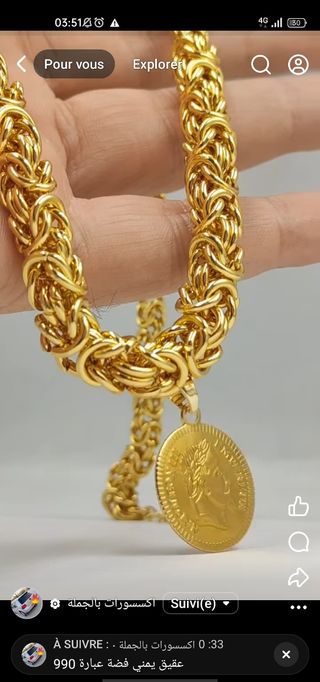 Pulsera de eslabones dorada con moneda