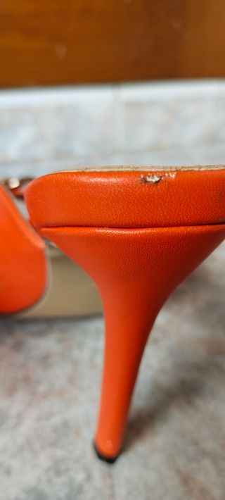 Zapatos de tacón SHEIN naranjas con cadena dorada