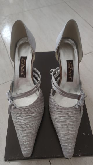 Zapatos de tacón plateados con lazo