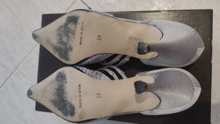 Zapatos de tacón plateados con lazo