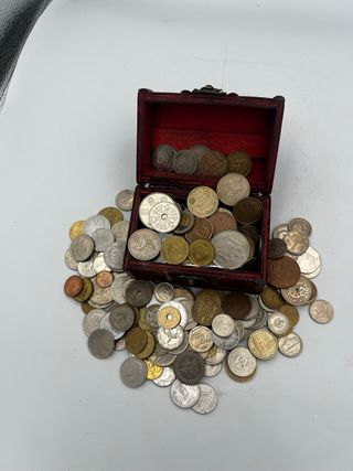 COFRE CON 80 MONEDAS ANTIGUAS VARIADAS