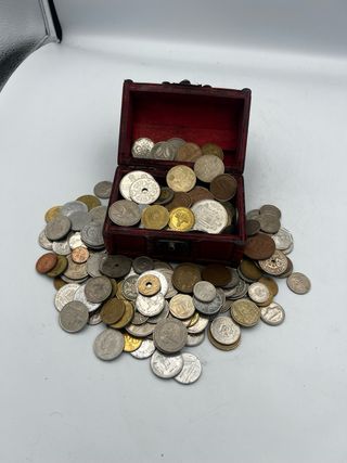 COFRE CON 80 MONEDAS ANTIGUAS VARIADAS