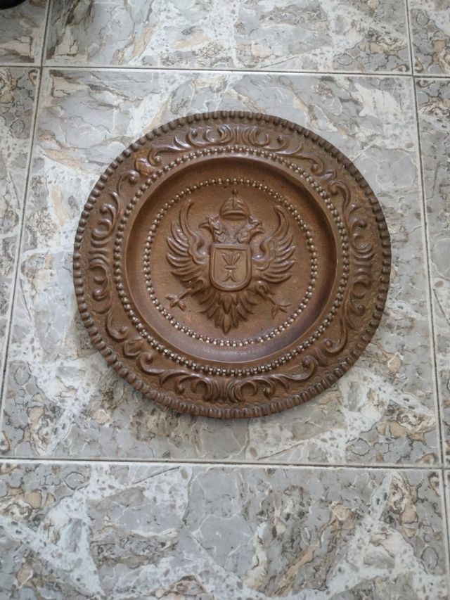 Piatto decorativo antico con aquila bicipite