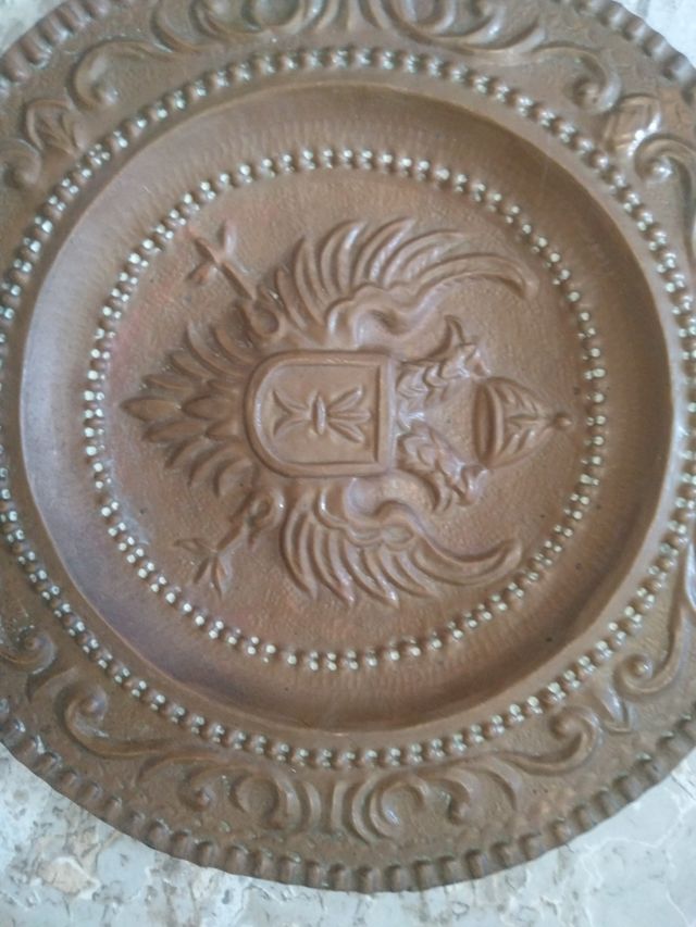 Piatto decorativo antico con aquila bicipite