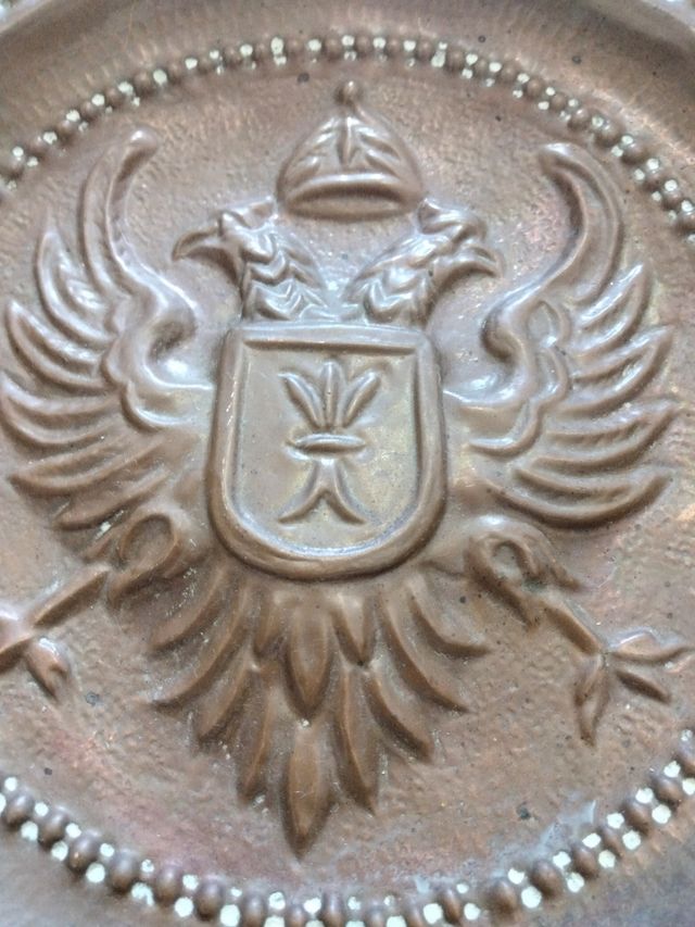 Piatto decorativo antico con aquila bicipite