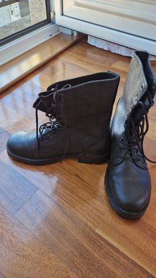 Botas de cuero negras con cordones tipo militar