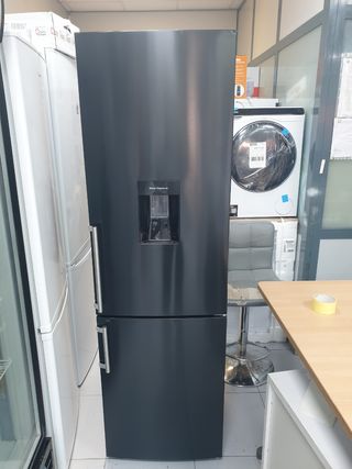 Nevera negra con dispensador de agua