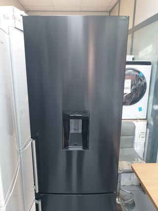 Nevera negra con dispensador de agua