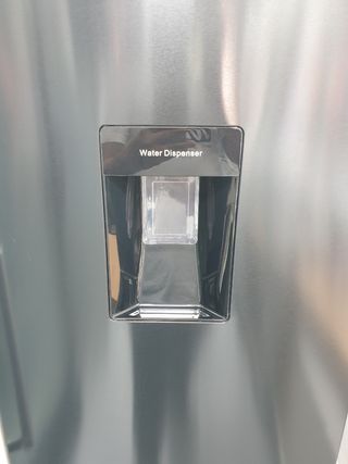 Nevera negra con dispensador de agua