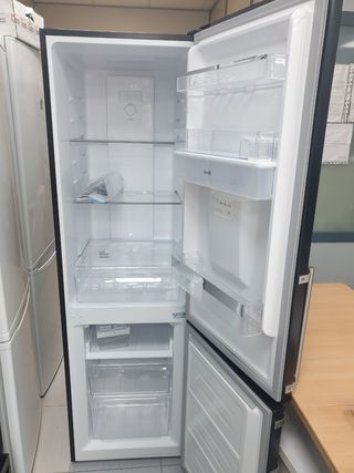 Nevera negra con dispensador de agua