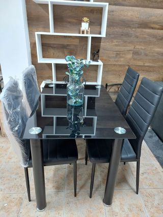 Mesa de comedor negra con 4 sillas